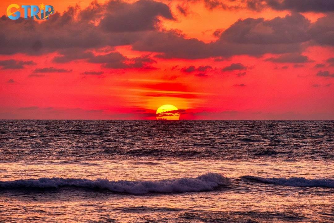 Xuan Thieu Beach enchants visitors with its rare “Red Sea” sunrise and sunset, peaceful uncrowded atmosphere, and prime location near the scenic Hai Van Pass