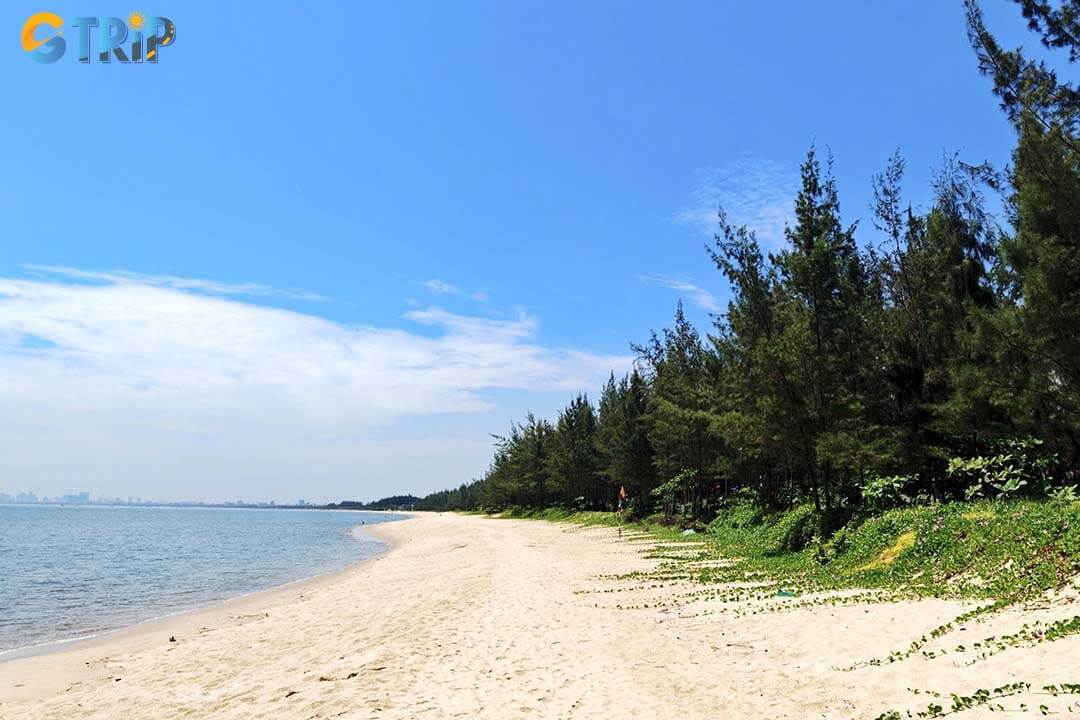 Xuan Thieu Beach lies along Da Nang Bay on Nguyen Tat Thanh Road, offering easy access, a peaceful setting, and panoramic views toward the Son Tra Peninsula