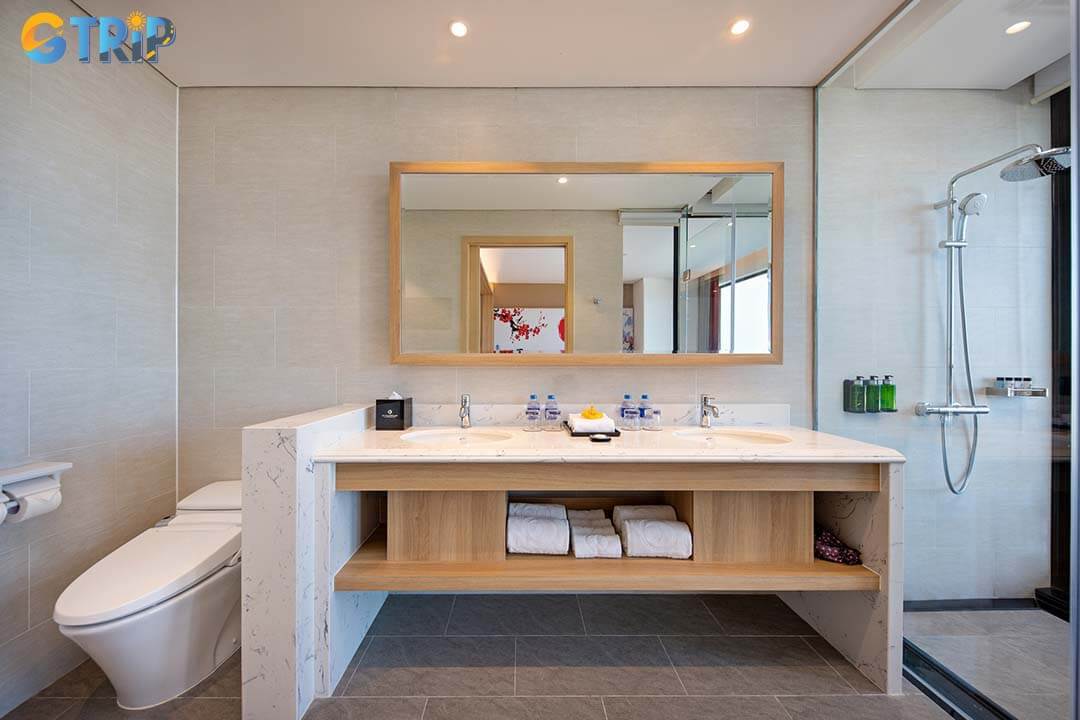 Xuan Thieu Beach offers accommodation options ranging from luxury resorts to budget hotels, making it a convenient and versatile base for exploring Da Nang