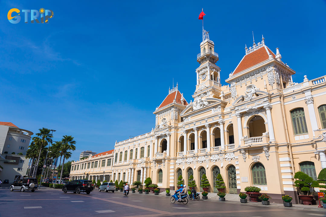You can appreciate the exterior’s beauty from Nguyen Hue Walking Street