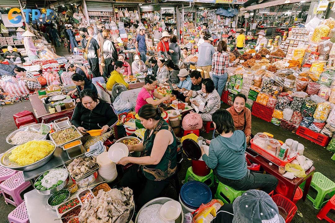 You can buy both wet and dry goods at the Con Market