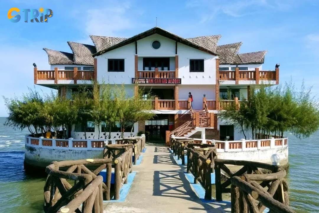 You can choose to stay in a rustic and peaceful accommodation or luxury resort