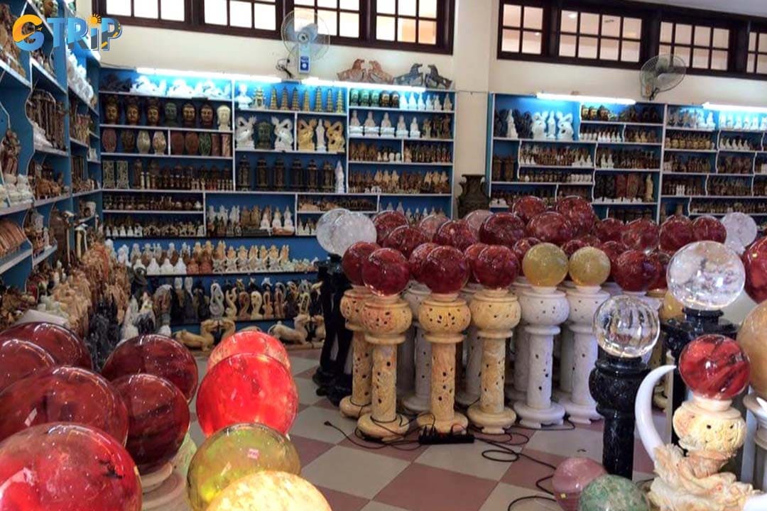 You can come to Da Nang's Non Nuoc village in Ngu Hanh Son, a marble-carving center for centuries, to buy marble handicrafts