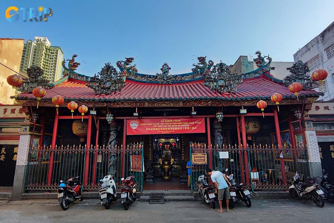 You can easily get to Ha Chuong Assembly Hall by many means of transport