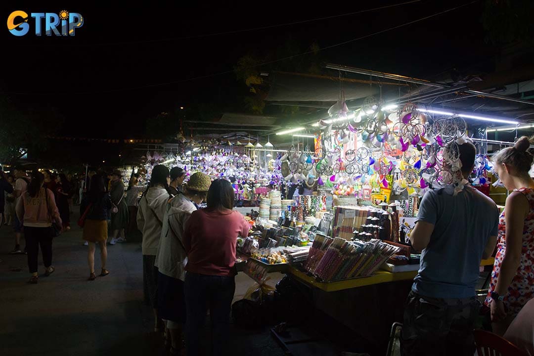 You can easily get to Hoi An Night Market by many means of transport