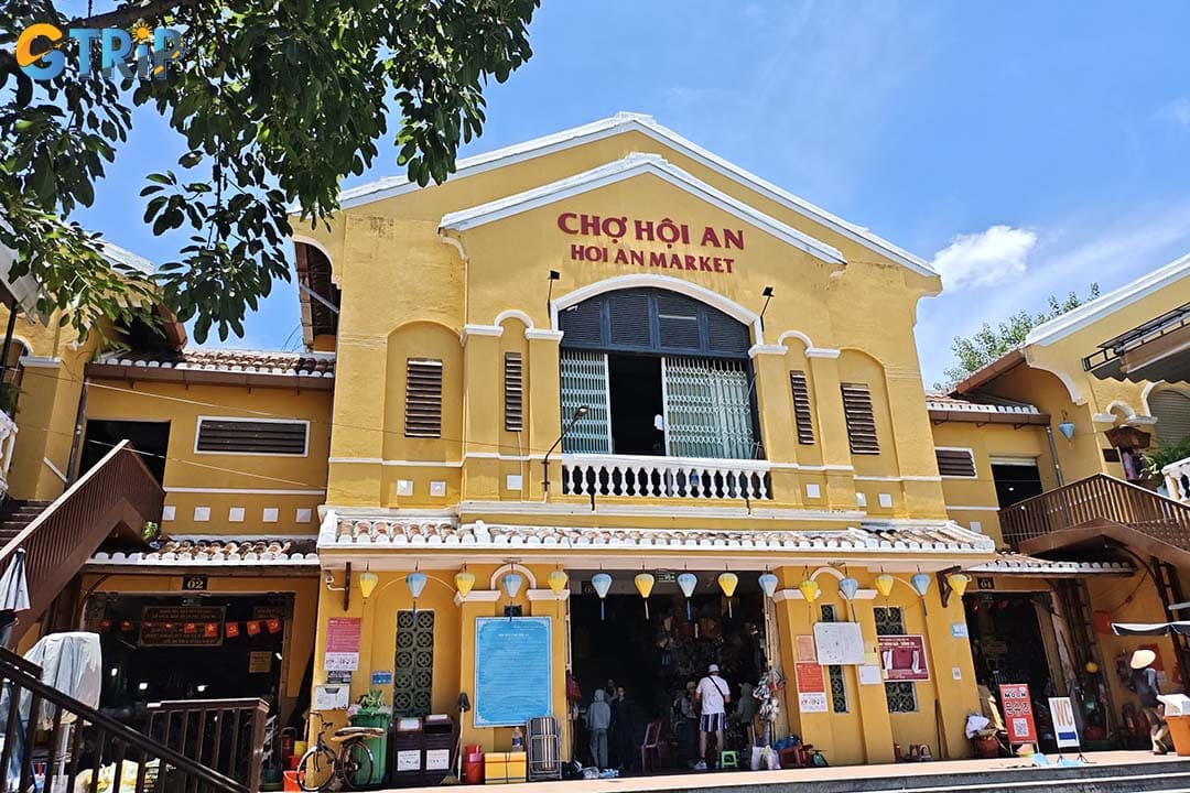 You can easily reach Hoi An Market to stop by Hoi An Cloth Market