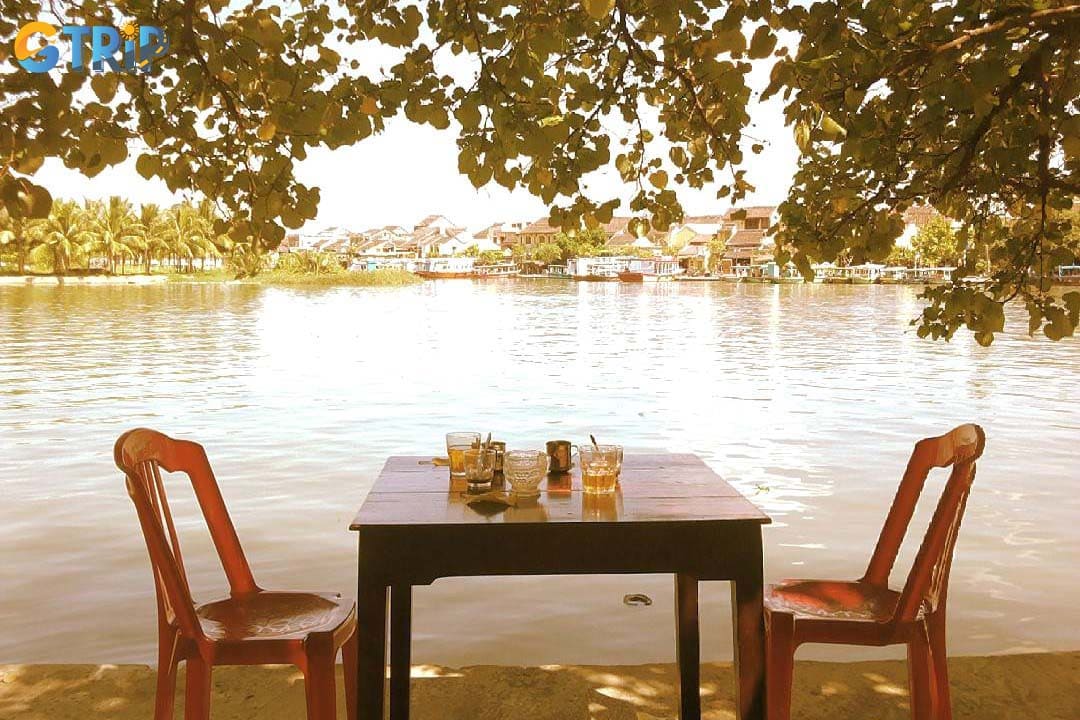 You can enjoy a cup of coffee or tea by the riverside