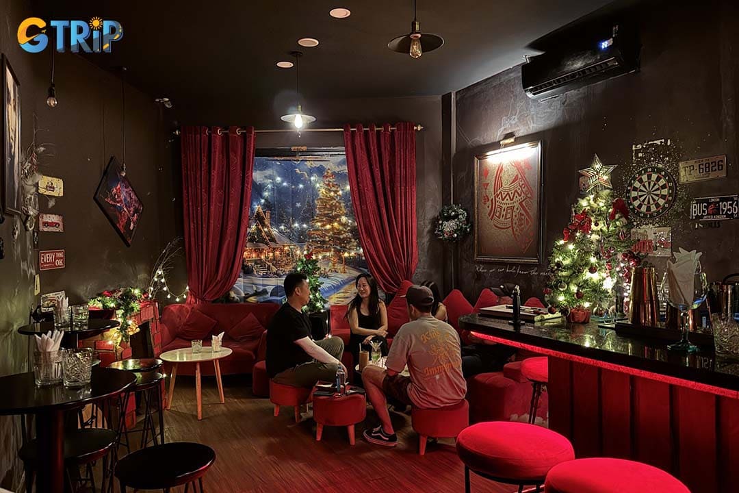 You can enjoy cocktails at Krystalini Cocktail Bar on the first floor of the cafe apartments