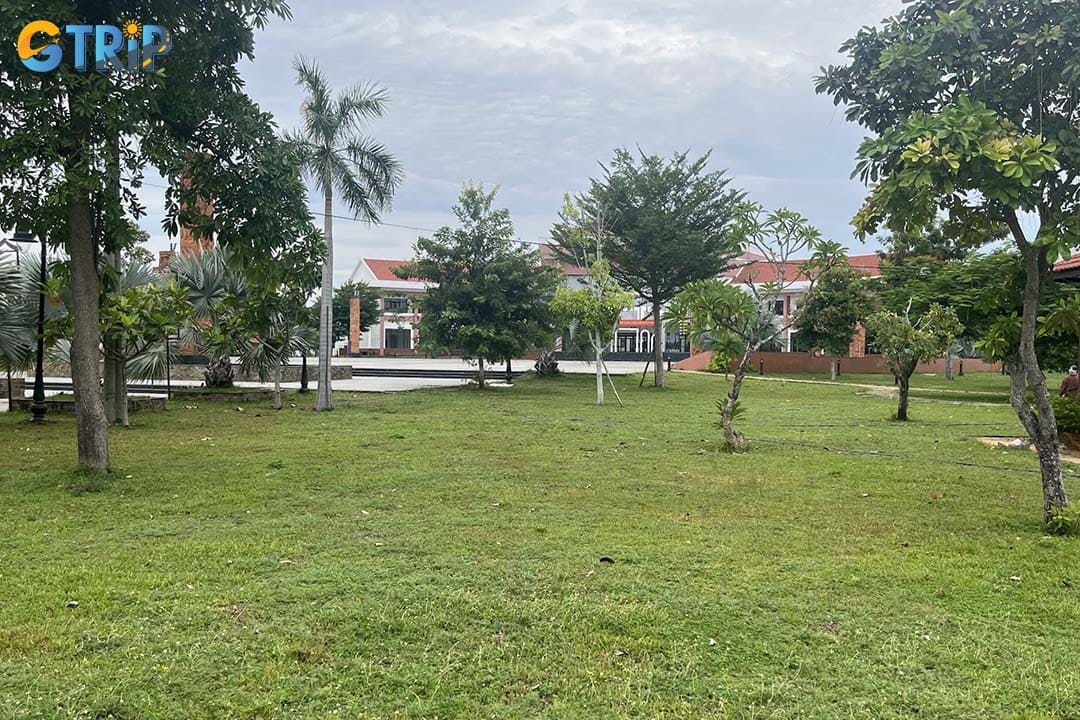 You can enjoy the green spaces and peaceful atmosphere at the Hoi An Central Park