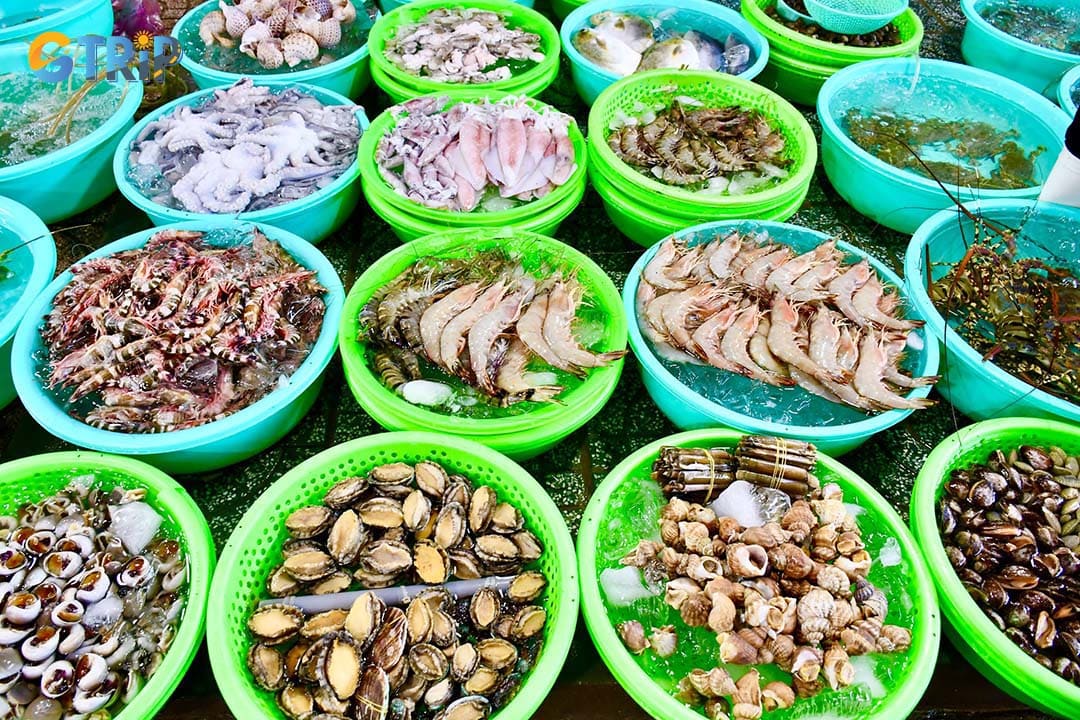You can find many types of fresh seafood at Hang Duong Seafood Market