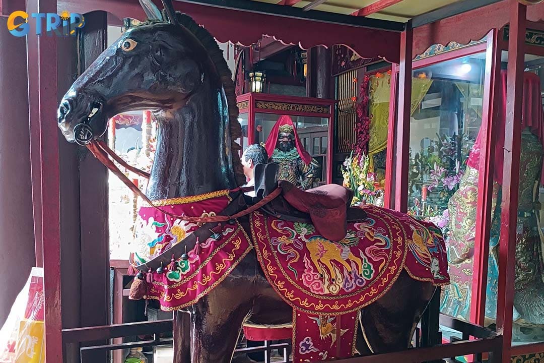 You can find the life-sized statue of the red hare horse inside the courtyard