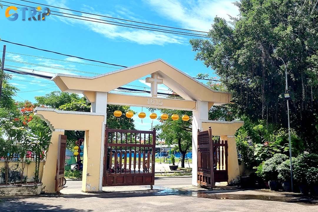 You can get to Hoi An Catholic Church by many means of transport