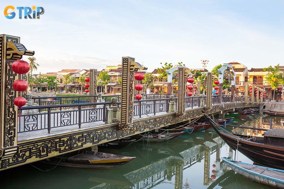 You can get to the An Hoi Bridge easily by many means of transport