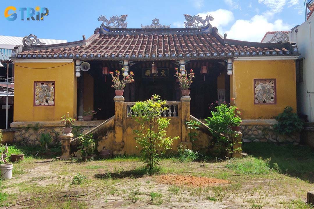 You can get to the Cam Pho Confucius Temple by many means of transportation