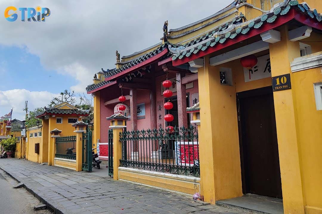 You can get to the Hainan Assembly Hall in Hoi An easily from anywhere in Danang