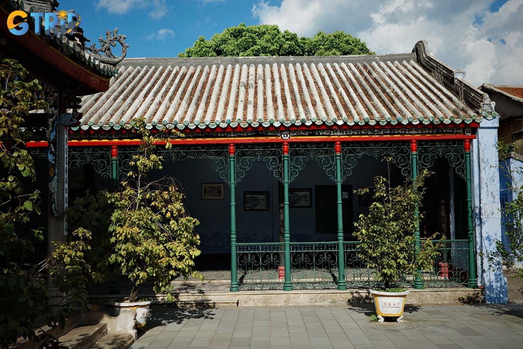 You can get to Trung Hoa Assembly Hall by many means of transportation