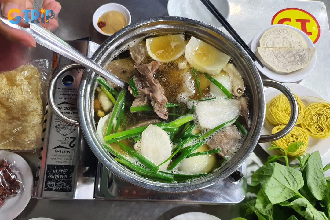 You can give Co Thao beef hotpot a try when visiting Ho Thi Ky Street