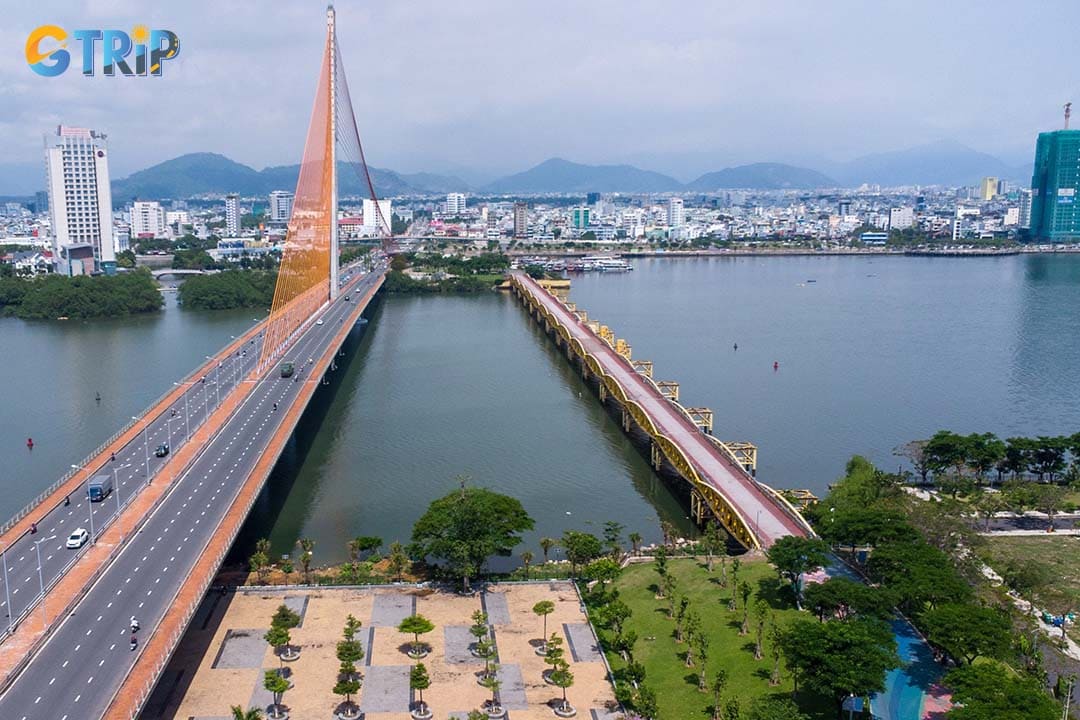 You can go picnic on the east bank of the Han River near the Nguyen Van Troi Bridge