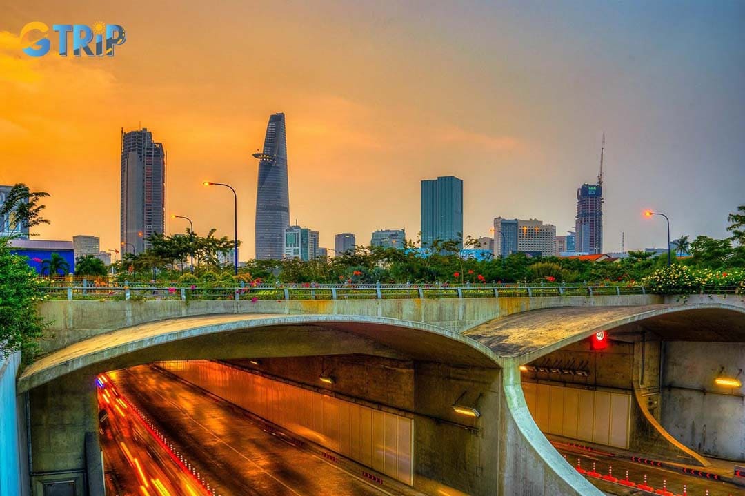 You can grab freshly squeezed nuoc mia (sugarcane juice) to quench your thirst when visiting the Thu Thiem Tunnel