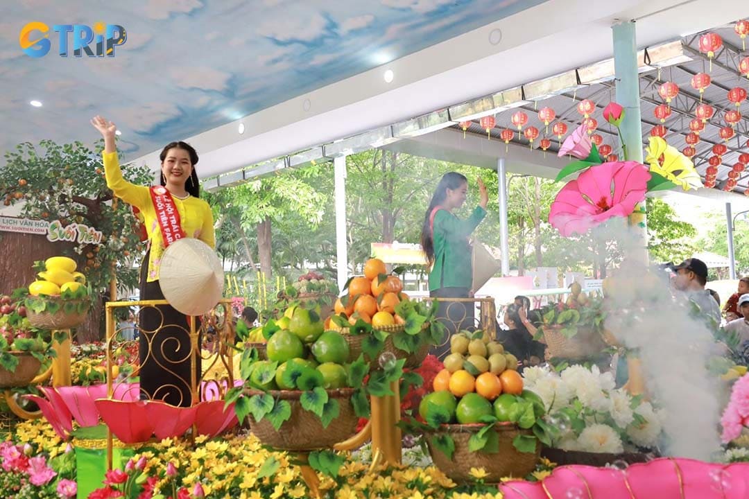 You can have fun at Suoi Tien Cultural Amusement Park in June, especially at the Southern Fruit Festival