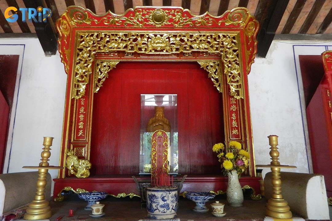 You can learn more about the Four Sages of Confucianism and local scholars inside the temple