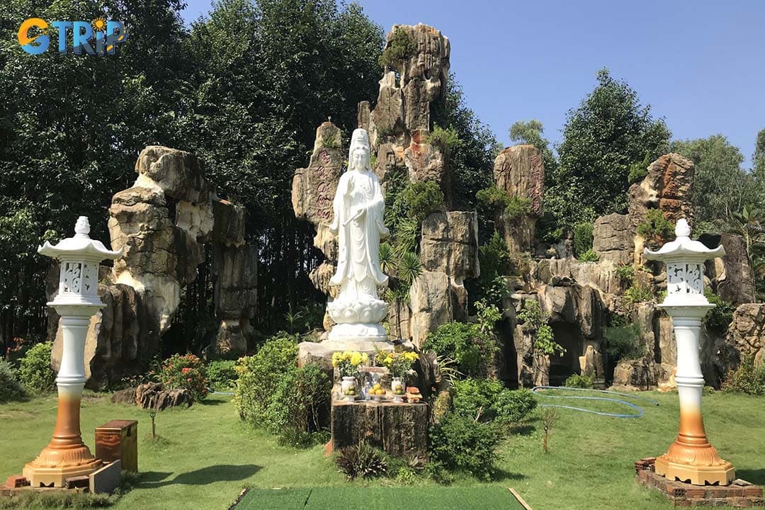 You can quietly pay respects in the main hall by lighting incense and praying for peace, then explore the serene complex to admire its traditional architecture and rare artifacts