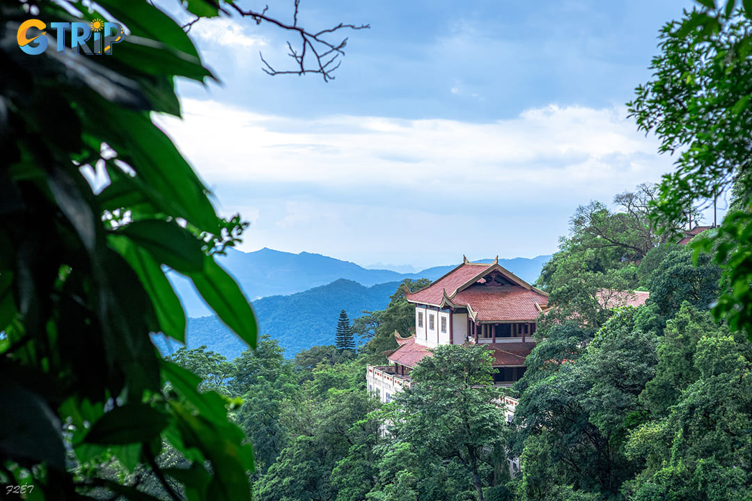 You can reach Hoa Yen Pagoda by car, bus, or motorbike