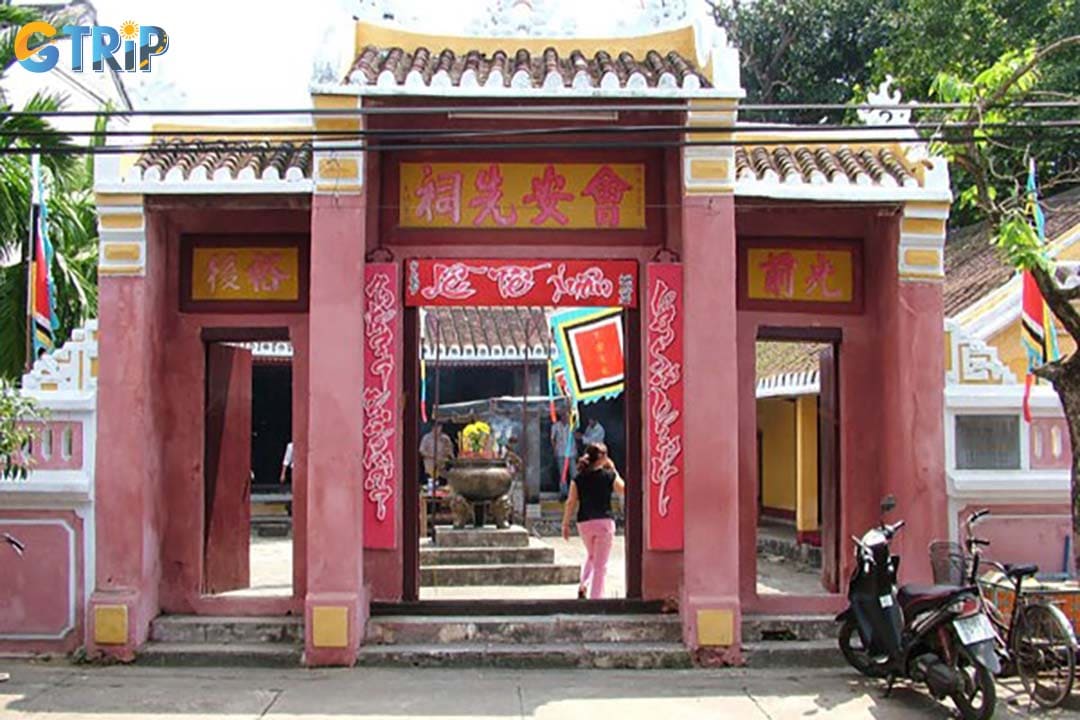 You can reach Hoi An Ancestral Temple by many transportation options