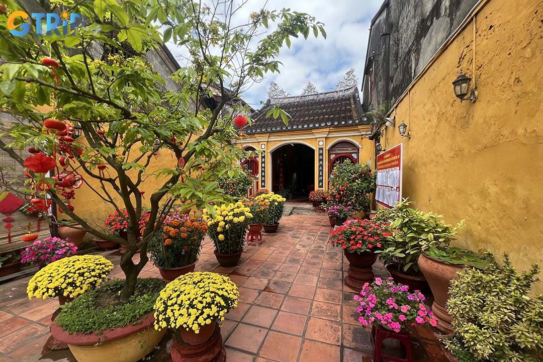 You can reach Hy Hoa Temple from different places by many means of transportation