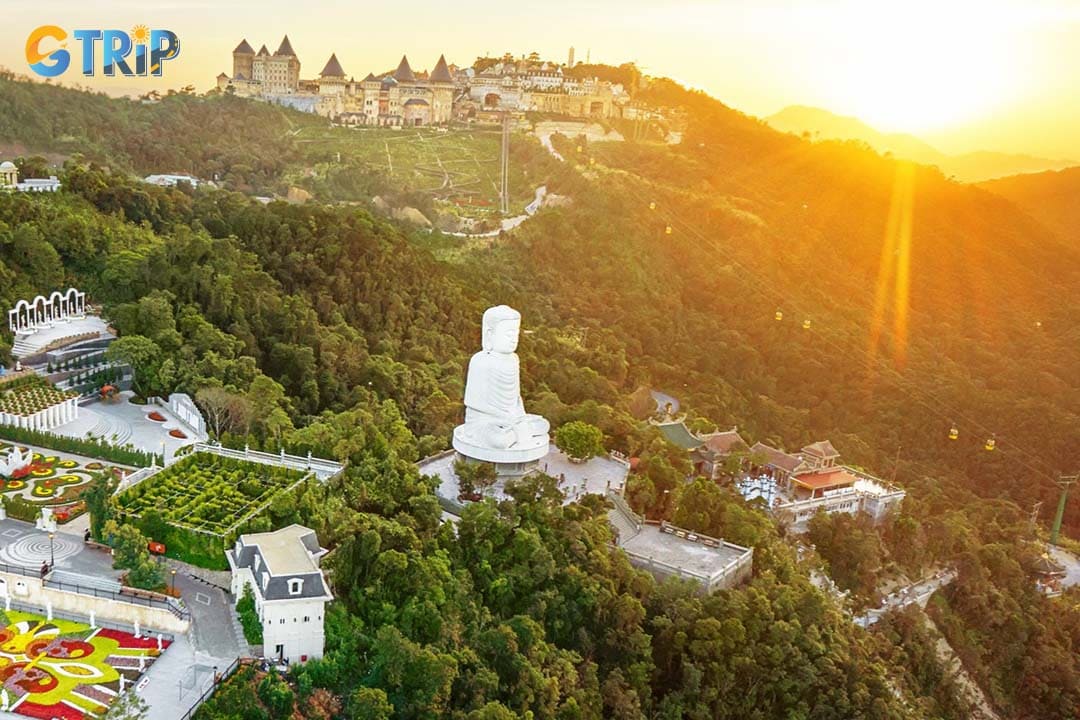 You can reach Linh Ung Pagoda Ba Na by cable car, from Hoi An Station to Marseille Station