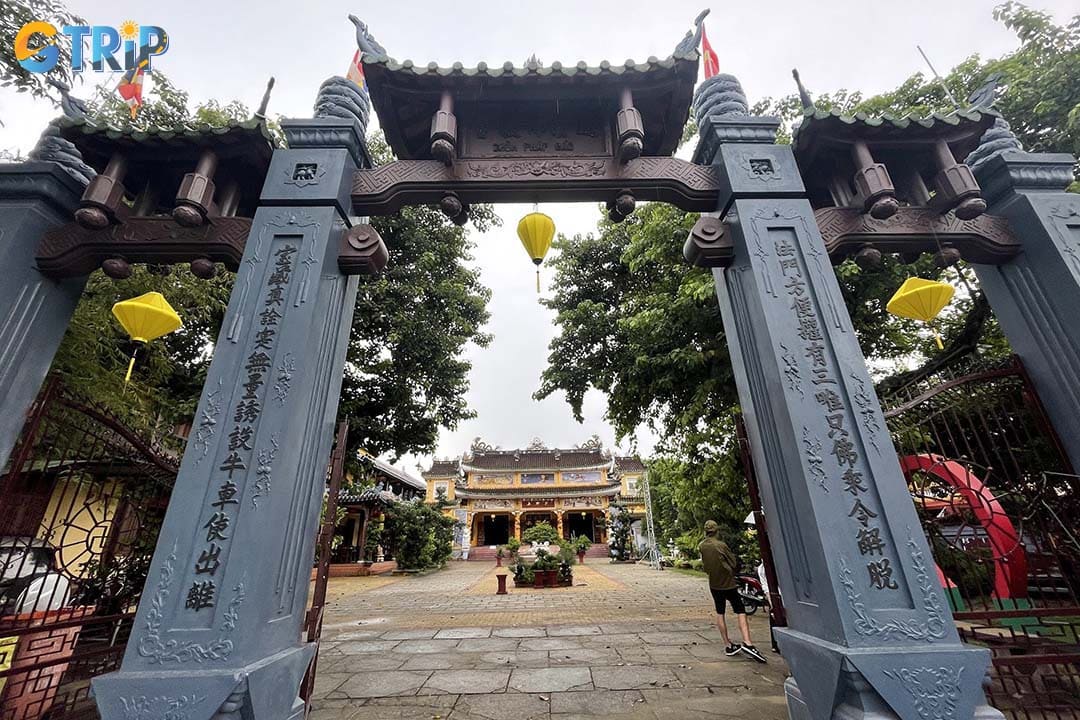 You can reach Phap Bao Pagoda by many transport options