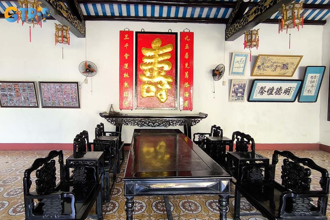 You can reach the Cantonese Assembly Hall by many ways of transportation