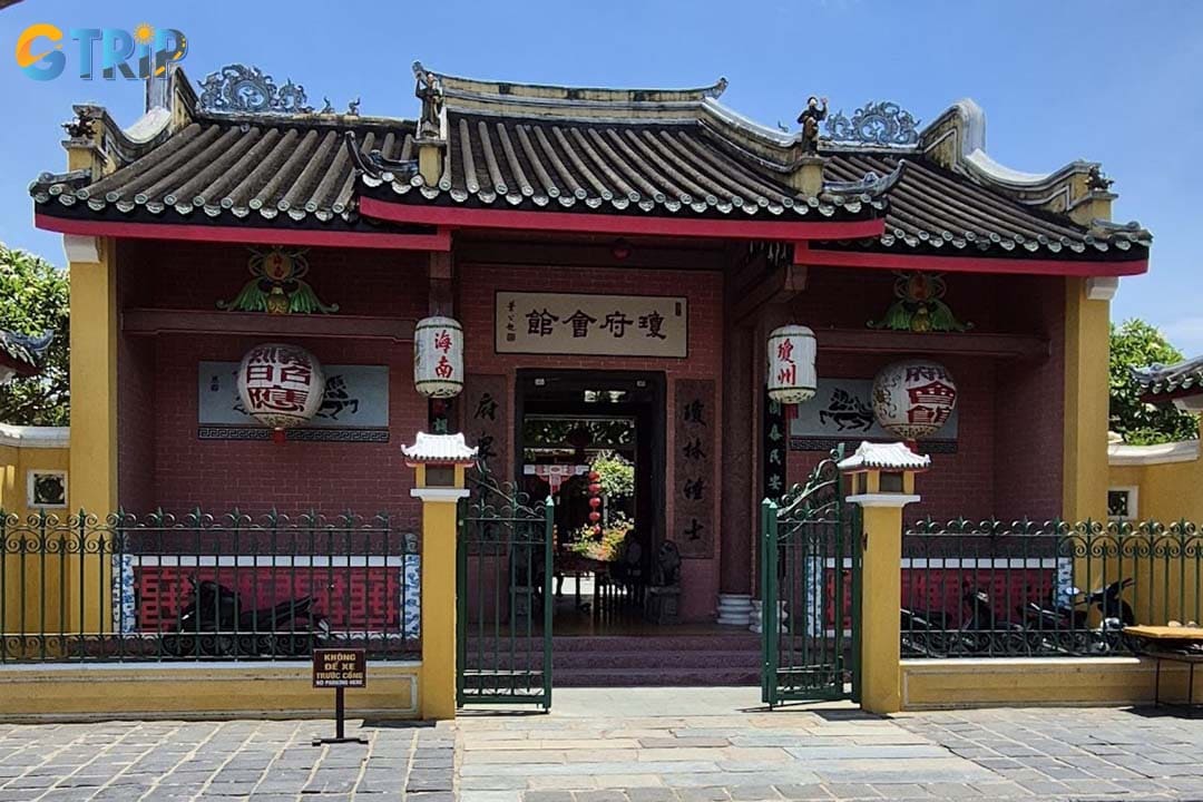 You can reach the Hainan Assembly Hall by many means of transport