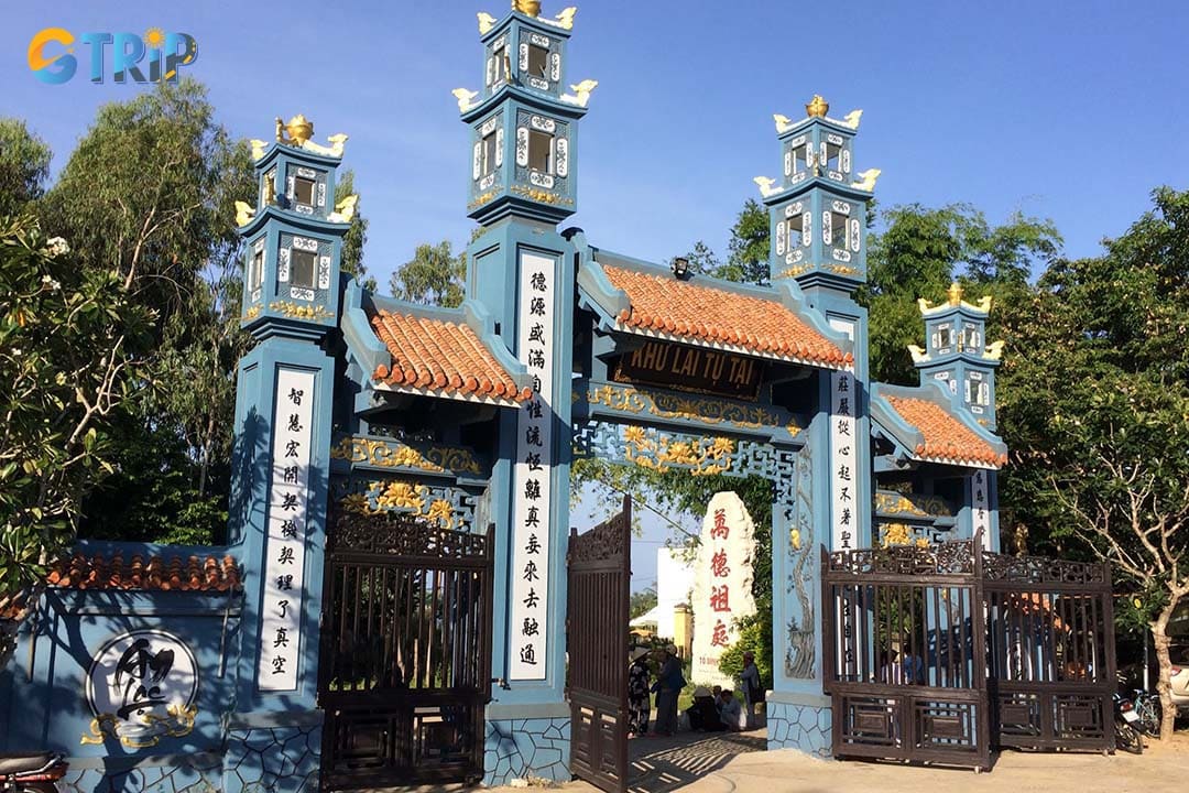 You can reach Van Duc Pagoda by many means of transportation