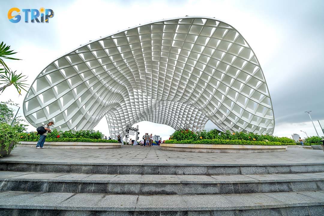 You can relax at the APEC Park after visiting the Nguyen Van Troi Bridge