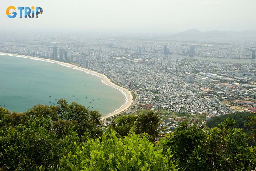 You can see the panoramic view of Da Nang City from Ban Co Peak