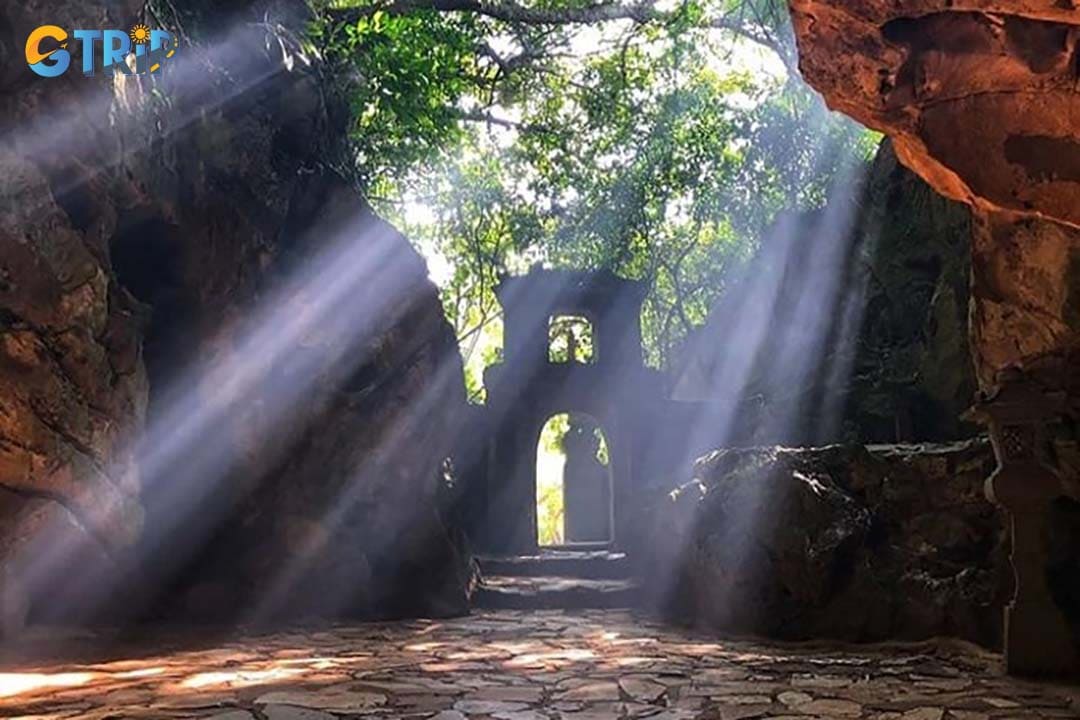 You can take many means of transportation to reach Hoa Nghiem Cave