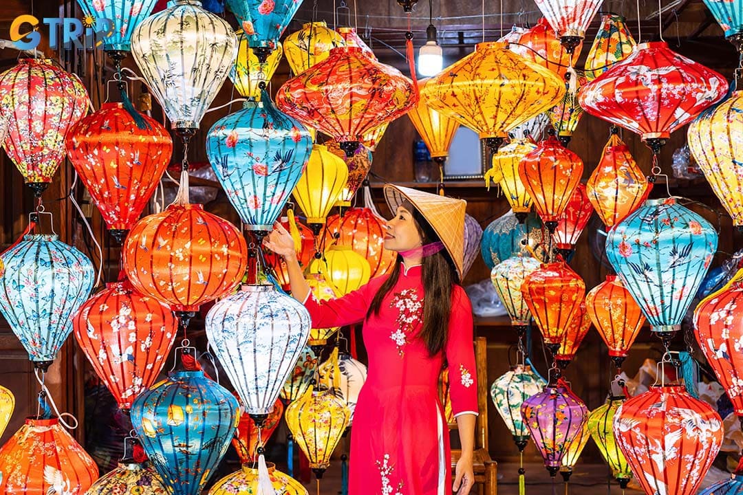 You can take photos with the signatures of Hoi An, such as latterns