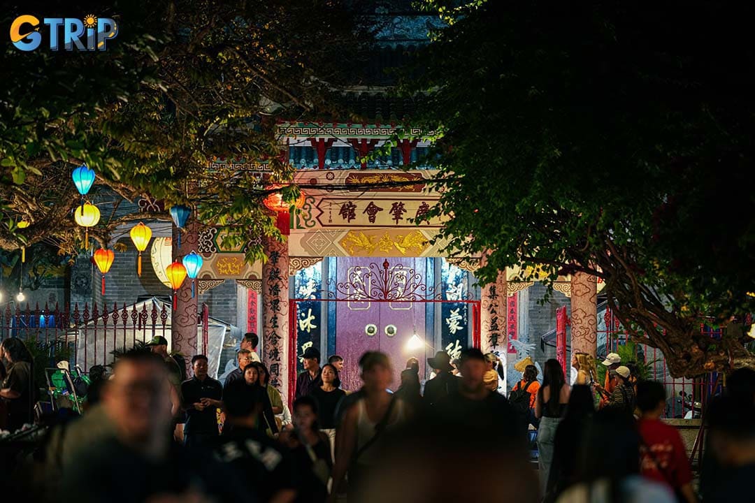 You can take stunning nostalgic photos of the hall because of its details