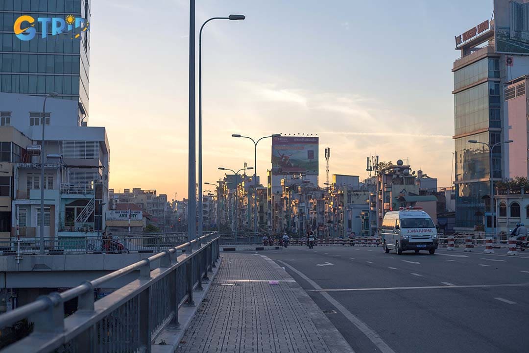 You can visit Calmette Bridge in the morning for the best scene