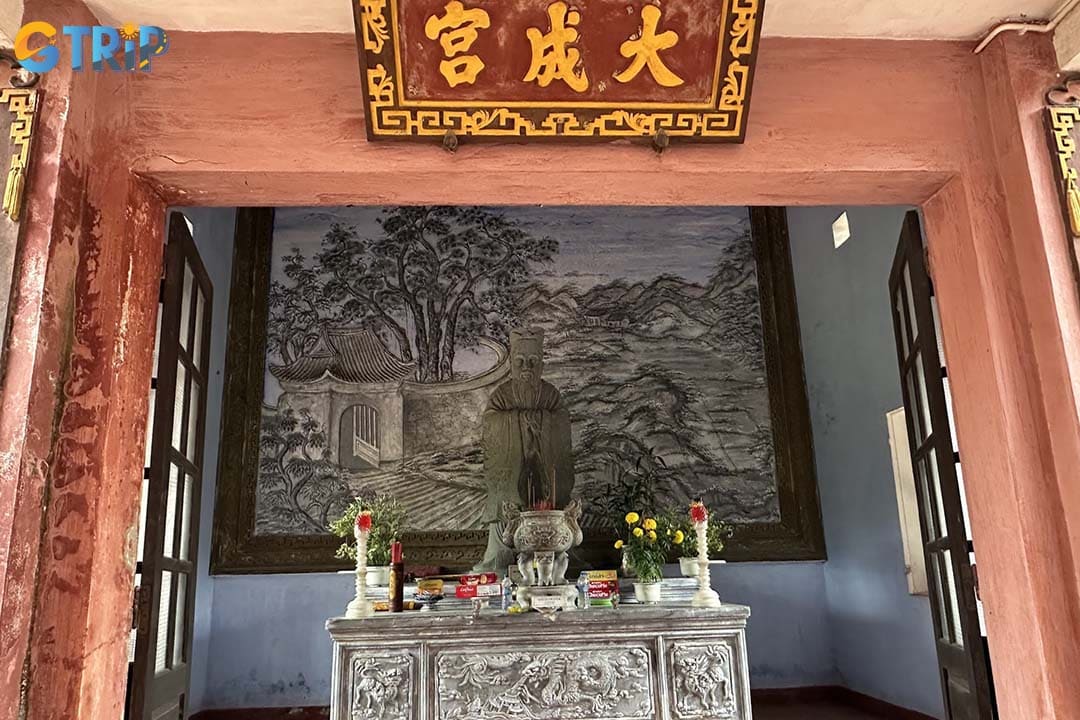 You can visit the main worship hall to pray for knowledge and luck in study