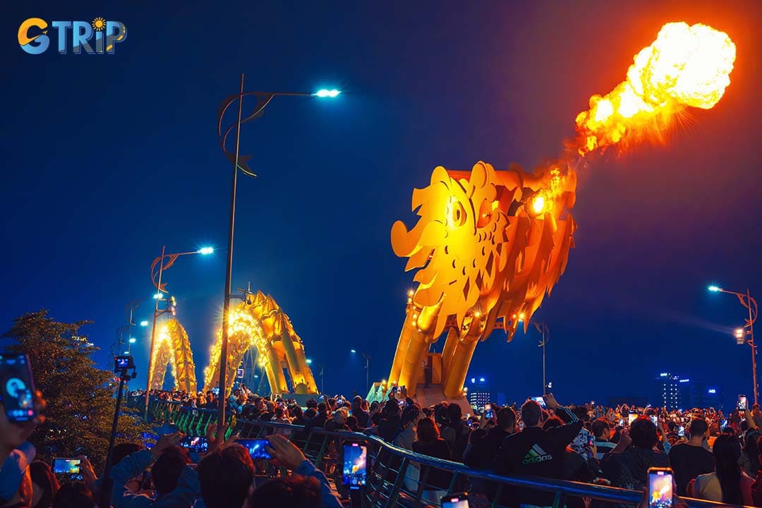 You can witness the dragon fire show on the Dragon Bridge at 9:00 P.M