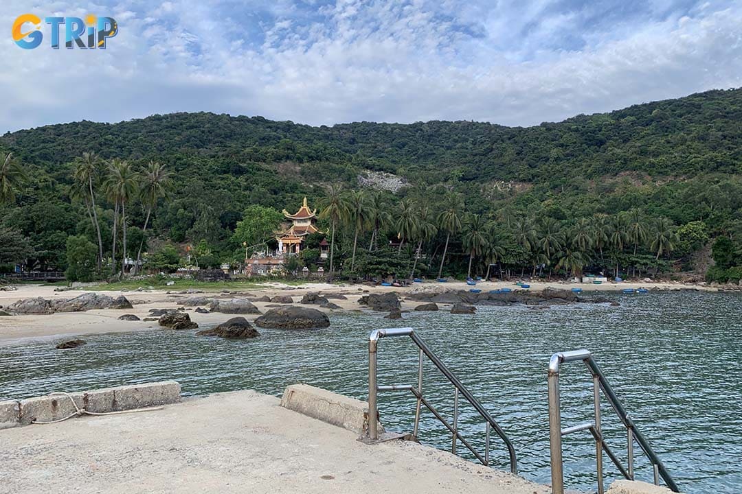 You have to reach Cua Dai Port first and then take a boat ride to Bai Huong Village on Cham Island