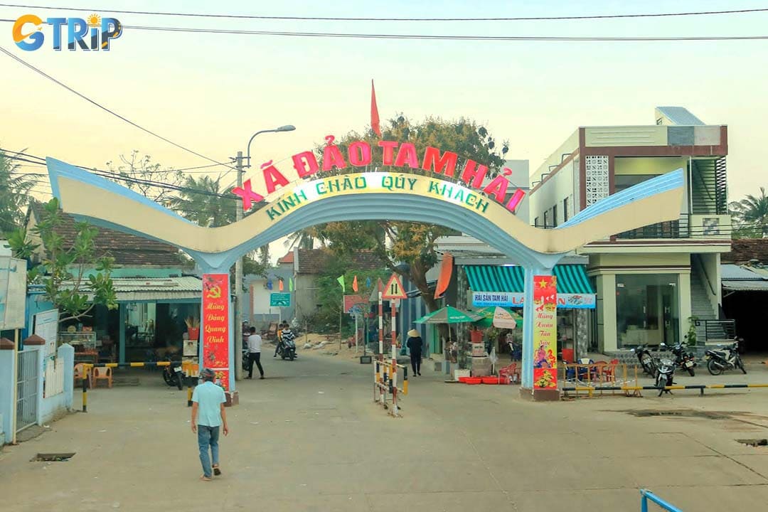 You need to combine road travel with a short ferry ride to reach Tam Hai Island