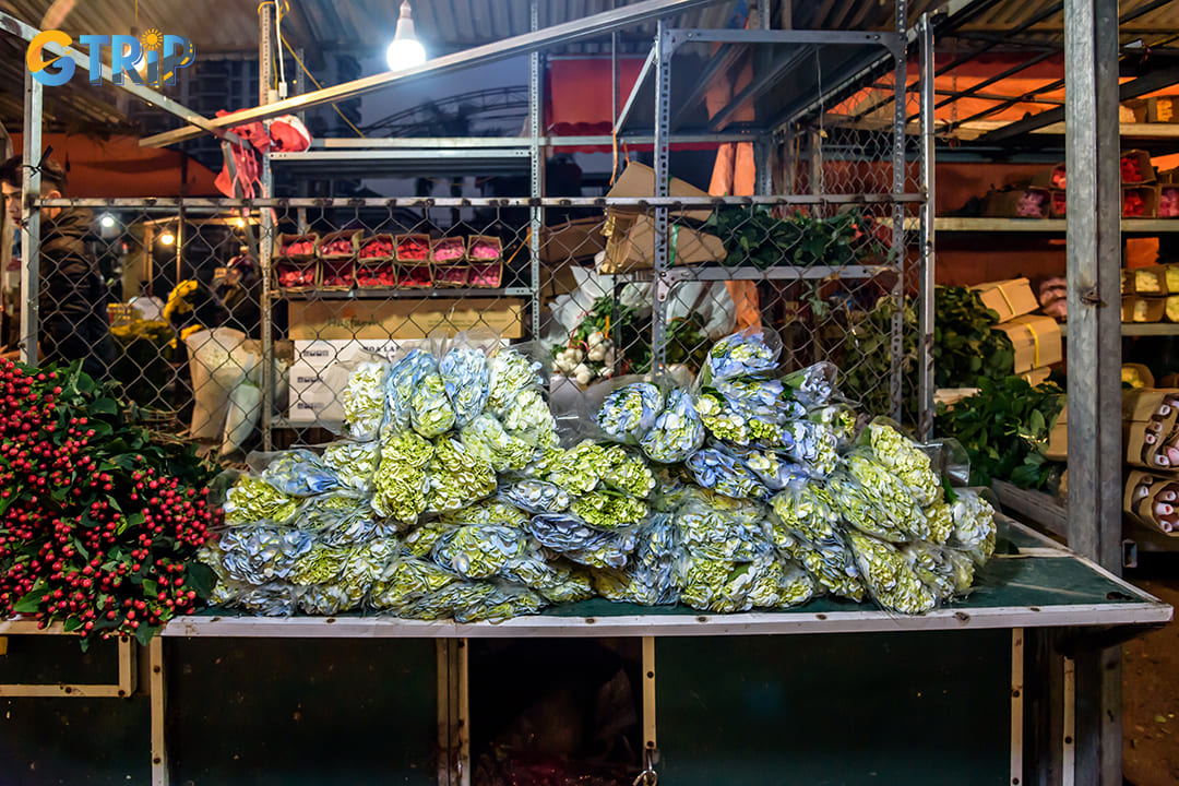 You should bring a flashlight or use your phone light to check flower quality in the dim early morning