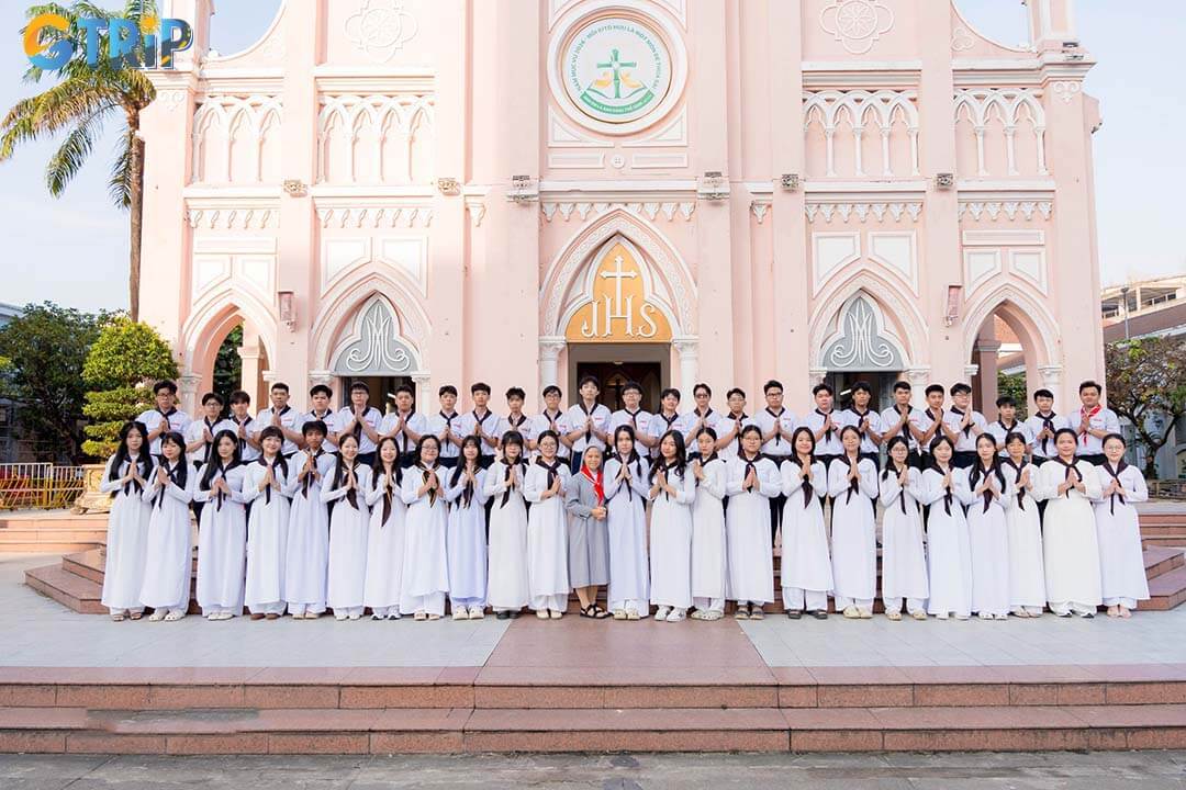 You should dress modestly, stay quiet and respectful, watch your belongings, check visiting hours in advance when visiting Da Nang Cathedral