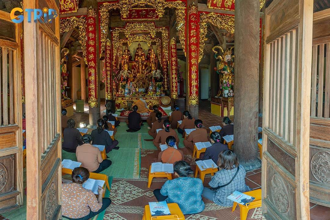 You should dress modestly when visiting the Truc Lam Co To Pagoda, covering shoulders and knees, to respect Buddhist customs and enhance your visit