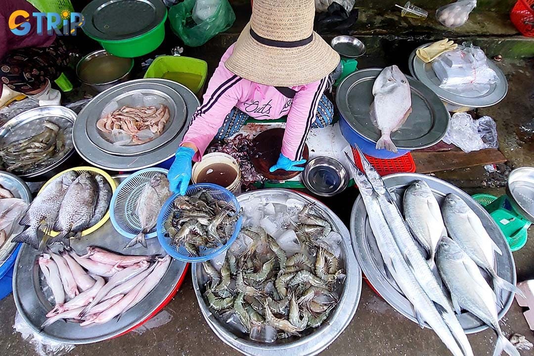 You should not miss fresh seafood at local markets when coming to Da Nang