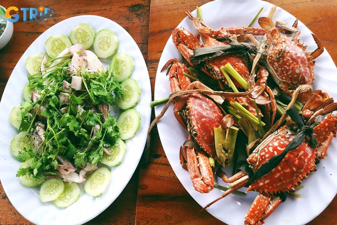You should not miss local specialties such as seafood at Tam Thanh Beach