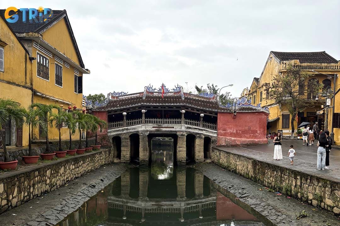 You should not miss the famous icon of Hoi An Town, which is the Japanese Covered Bridge
